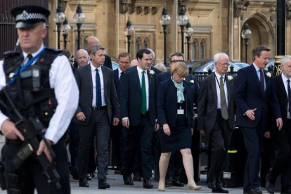 El primer ministro británico David Cameron (segundo por la derecha) camina junto al líder del partido laborista Jeremy Corbyn (derecha) mientras abandonan el Parlamento tras la sesión para honorar a la diputada asesinada Jo Cox.-AFP / JUSTIN TALLIS
