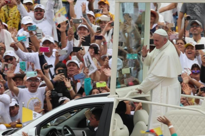 El Papa llega al Parque Catama de Villavicencio (Colombia), para oficiar una misa, el 8 de septiembre-EFE / LEONARDO MUÑOZ