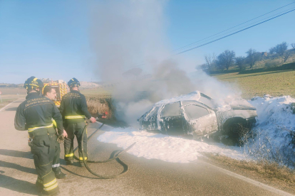 Accidente en Piñel de Abajo en el que una persona ha fallecido y otra ha resultado herida tras salirse de la carretera y arder su coche - E.M.
