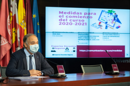 El rector de la Universidad de Valladolid, Antonio Largo Cabrerizo, ofrece los detalles sobre los preparativos y medidas de seguridad que lleva a cabo la UVa para comenzar el próximo 28 de septiembre el nuevo curso académico con el mayor grado de presencialidad. - ICAL