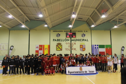 Foto de familia del XXV Torneo Internacional Villa de Íscar. / E. M.