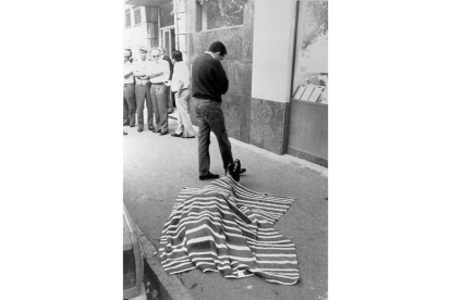 Manuel López Represa, de espaldas, junto al cuerpo de su padre tendido en el suelo el 15 de junio de 1990. | E. M.