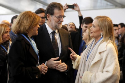 Mariano Rajoy, entre María Dolores de Cospedal y Cristina Cifuentes, en el congreso nacional del PP.-JOSÉ LUIS ROCA