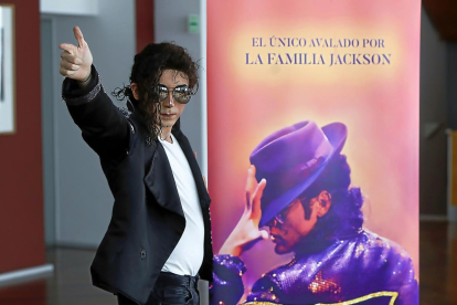 Álex Blanco, caracterizado como Michael Jackson, junto al cartel de ‘Forever’.-J. M. LOSTAU