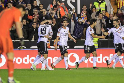 Los jugadores de Valencia felicitan a Barragán tras el gol del empate, ante un desolado Casillas.-Foto: MIGUEL LORENZO