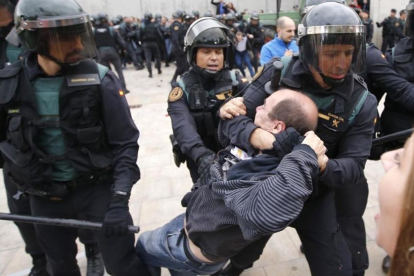 La Guardia Civil intercepta a un manifestante-RAYMOND ROIG