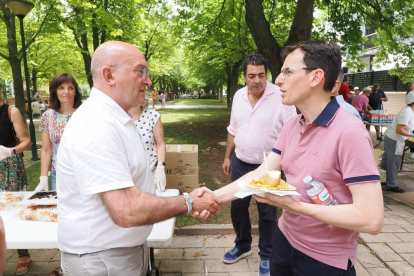 Jesús Julio Carnero saluda al concejal socialista Pedro Herrero en la paellada popular de las fiestas de Covaresa. -PHOTOGENIC