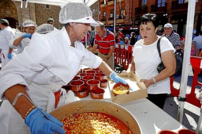 Largas colas se agolpan en la plaza Mayor de La Bañeza para recoger su ración de alubias, como en la imagen de archivo.-ICAL