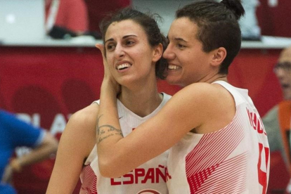 Alba Torrens y Laura Nicholls, puntales de la selección española.-AP / TIBOR ILYES