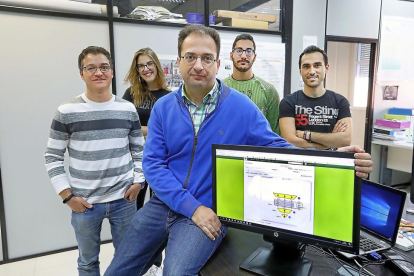 Juan Ignacio Asensio con su equipo en las instalaciones de la Escuela Técnica Superior de Ingenieros de Telecomunicaciones de la Universidad de Valladolid.-J. M. LOSTAU