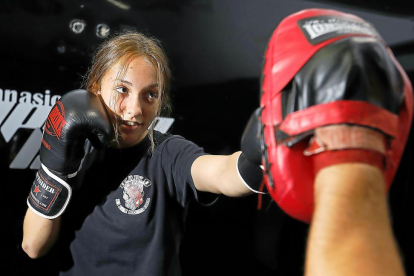 La púgil Laura Pequeño golpea a las manoplas durante un entrenamiento en el gimnasio Impacto de Laguna de Duero.-J.M. LOSTAU