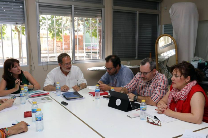 Los concejales electos de VTLP Manuel Saravia, y de Sí Se Puede Charo Chávez (D), durante la reunión entre ambas formaciones en Valladolid-ICAL