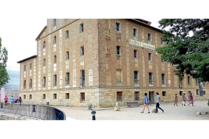 Fábrica de Harinas San Antonio, junto a la dársena del Canal de Castilla en Medina de Rioseco.-S. G. C.