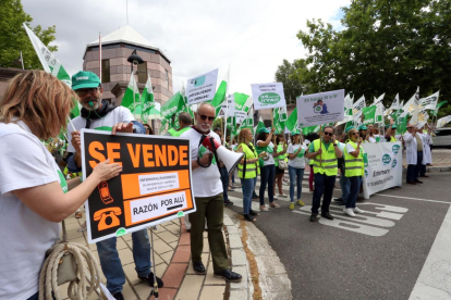 Medio centenar de personas pertenecientes al sindicato de Enfermería Satse de Castilla y León, se concentra frente a la sede de la Presidencia de la Junta para exigir las 35 horas para los profesionales sanitarios y sociosanitarios de la Junta-Rubén Cacho / ICAL