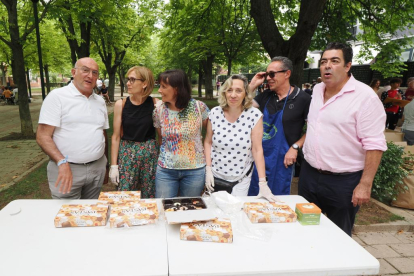 Visita del alcalde de Valladolid, Jesús Julio Carnero, a la paellada popular de las fiestas de Covaresa. -PHOTOGENIC