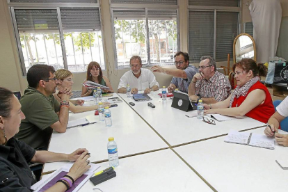 Los concejales electos de Valladolid Toma la Palabra y Sí Se Puede, durante la reunión.-J.M. Lostau