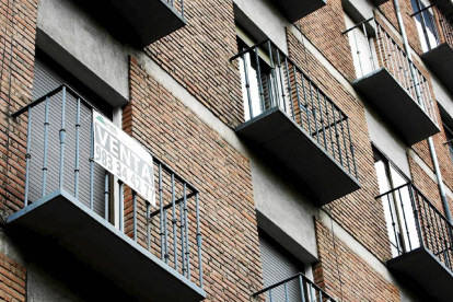 Cartel de venta de vivienda en el balcón de un piso en Valladolid-El Mundo