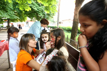 La Fundación Secretariado Gitano celebra una jornada de puertas abiertas al público en la plaza San Juan de Valladolid para dar a conocer el impacto de sus programas y acercar la cultura gitana. En la imagen, taller de maquillaje.-ICAL