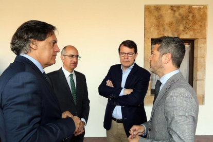 Alfonso Fernández Mañueco participa en un foro con empresarios en Salamanca.-ICAL