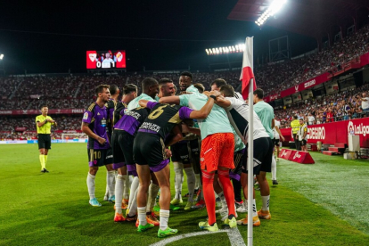 Los jugadores del Real Valladolid celebran el gol en el Pizjuán. / RV. / I. SOLA