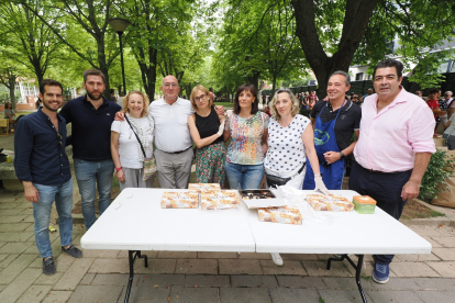 Visita del alcalde de Valladolid, Jesús Julio Carnero, a la comida popular de las fiestas de Covaresa. -@JESUSJCARNERO