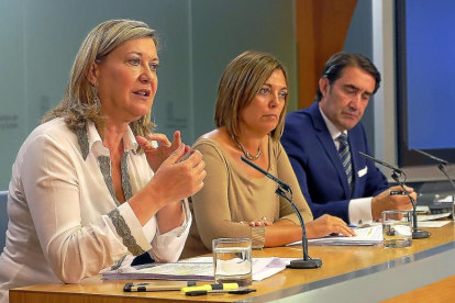 Pilar del Olmo, Milagros Marcos y JuanCarlos Suárez-Quiñones, ayer, tras el Consejo de Gobierno.-E.M.