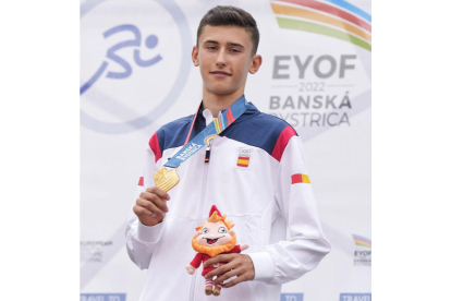 Mario Palencia con la medalla. / RFEA
