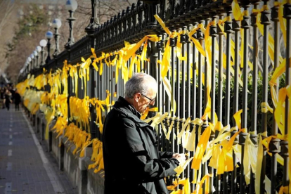 Independentistas colocan lazos amarillos en la verja del parque de la Ciutadella-FERRAN NADEU