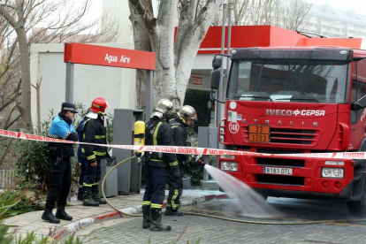 Una dotación de bomberos de Valladolid interviene de forma preventiva en la gasolinera de Puente Mayor después de que comenzara a salir humo de un camión que se encontraba descargado combustible en la estación de servicio-Ical