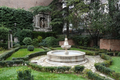 Una imagen del jardín, ayer, con la fuente y los restos de la portada del Hospital de la Resurrección.| J. M. LOSTAU
