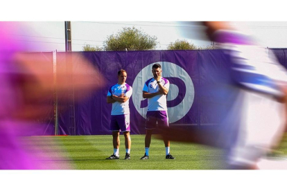 Pezzolano observa a sus jugadores en un entrenamiento del Real Valladolid en compañía de uno de sus ayudantes. / PHOTOGENIC
