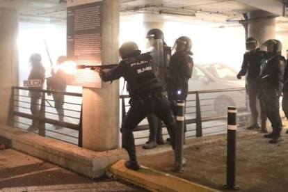Cargas policiales en el Aeropuerto de Barcelona, este lunes.-EL PERIÓDICO