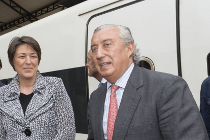 El secretario de Estado, Julio Gómez Pomar y la comisaría europea de transportes Violeta Bulc en su llegada a la estación de trenes de Valladolid-Miguel Ángel Santos