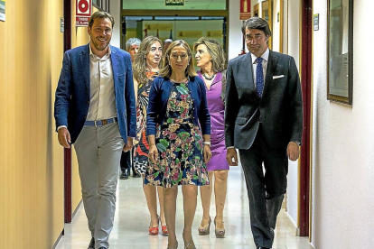Óscar Puente, Ana Pastor y Juan Carlos Suárez-Quiñones se dirigen a firmar el convenio de alquileres sociales.-ICAL