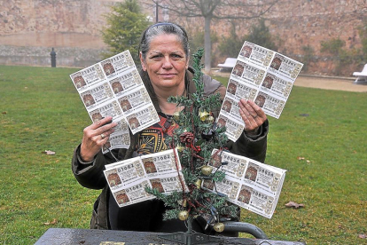 Emiliana Puertas, la lotería de San Leonardo de Yagüe que vendió el primer premio en 2012.-VALENTIN GUISANDE