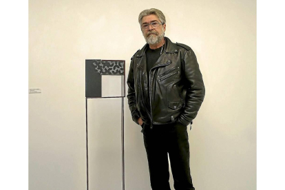 Miguel Isla, el pasado mes de febrero en la FSSM, con la escultura ‘Arquitectura de la memoria’-César Minguela
