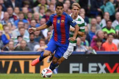 Luis Suárez, durante el partido contra el Celtic, en Dublín.-REUTERS / CLODAGH KILCOYNE