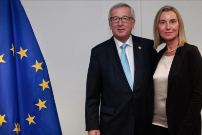 El presidente de la Comisión Europea, Jean Claude Juncker, y la responsable de política Exterior de la UE, Federica Mogherini.-