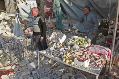 Mercado sirio de Atareb, al oeste de Alepo, bombardeado con un balance de al menos 53 muertos.-AFP / ZEIN AL RIFAI