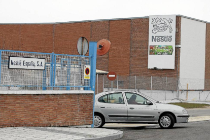 Entrada a la fábrica de Nestlé en Valladolid-Pablo Requejo