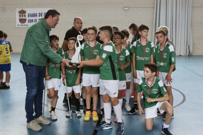 El diputado Javier gonzález Vega entrega un trofeo en la clausura de los Juegos Escolares de balonmano de la Diputación en Viana de Cega. / M. ÁLVAREZ