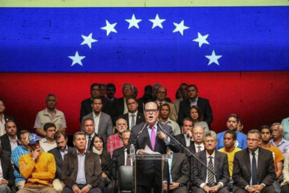 El presidente de la Asamblea Nacional, Julio Borges, durante el anuncio de un referéndum para frenar la asamblea constituyente de Maduro.-MIGUEL GUTIERREZ / EFE
