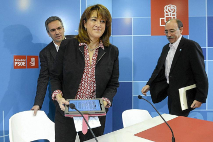 Los diputados socialistas Soraya Rodríguez y Mario Bedera (d), y el secretario provincial del PSOE de Valladolid, Javier Izquierdo-Efe
