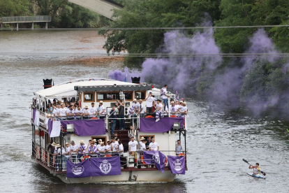 La Leyenda del Pisuerga con el Real Valladolid a bordo celebrando el ascenso a Primera. / PHOTOGENIC