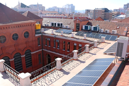 Placas fotovoltaicas instaladas en la azotea del Ayuntamiento. /  E. M.
