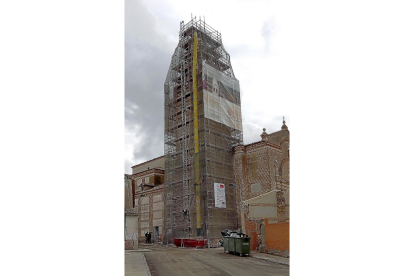 Torre de la Iglesia de San Pedro de Serrada, cubierta de andamios por las obras de rehabilitación que concluirán este mes.-S.G.C.