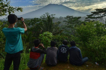 Un grupo de personas observa el volcán Agung en la isla de Bali.-AFP / SONNY TUMBELAKA