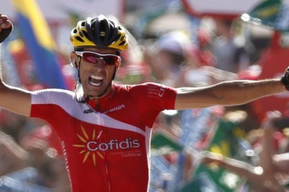 El ciclista del Cofidis Dani Navarro entra como vencedor en la meta de Cabárceno.-