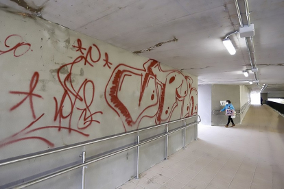 Pintadas realizadas en el túnel de Andrómeda tras su apertura al tráfico a y a los peatones.- J.M. LOSTAU