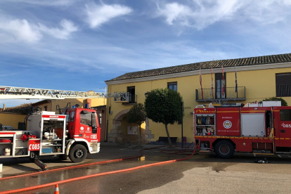 Los bomberos de la Diputación de Valladolid sofocan un incendio en el Ayuntamiento de San Miguel del Pino.- E. M.